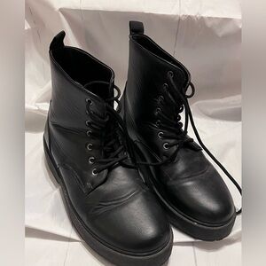 Black boots. Great condition (no brand) size 8